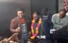 Жұрттың алдында сөз сөйлеп тұрған саясаткердің шалбары шешіліп қалды