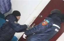 Анасы егіздерді пәтерде қалдырып, шығып кеткен