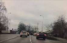 Видеошок: Көлікпен қашпақ болған ұры екінші көліктің үстіне мініп кеткен