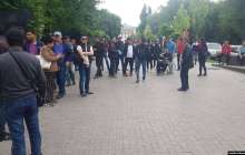 Алматыдағы орталық көшелердің бірін қоршаған полиция азаматтарды ұстап жатыр