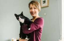 Клептоман мысық иесіне ақша ұрлап әкелген