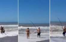 Балықшы суға батып бара жатқан қыздарды қармақпен құтқарып қалды 