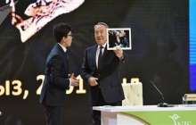 «Маған бата беріпсіз» Назарбаев 17 жыл бұрын тұсауын кескен студентпен кездесті