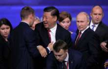 Сахнадан құлап бара жатқан Қытай төрағасын Путиннің күзетшілері ұстап қалды – видео