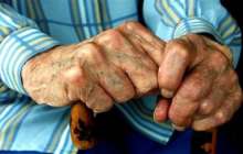 Қызы туған әкесін айдалаға апарып тастап кеткен