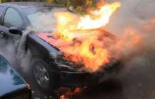 Өскеменнің қақ ортасында көлік өртеніп кетті