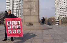 Алматылық белсенді Асхат Берсалимов көп балалы аналарды қолдап пикетке шықты