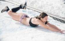 ​«Бикини аруы» сайысына қатысушылар шаңғымен жарысты