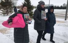 Ақорданың алдында бірнеше адам наразылық білдірді