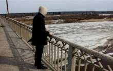 Семейде көпірден секірмек болған азаматты қала тұрғыны аман алып қалды