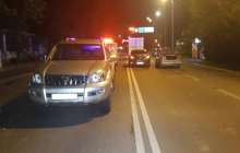 Алматылық әйел бір уақытта екі көліктің астына түсті