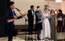 Келіннің бетін заманауи әнмен ашқан асаба қызу талқыға түсті (видео)