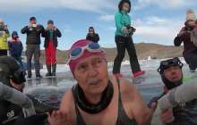 77 жастағы зейнеткер Байкалдағы мұз астынан жүзіп өтті