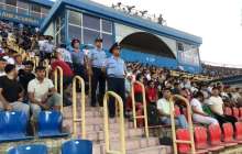 Шымкенттегі футбол матчы кезінде жанкүйер алаңға жүгіріп шықты – видео