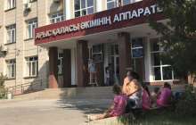 Арыс тұрғындары үйлерінің жөнделмей жатқанын айтып, әкімдікке келді