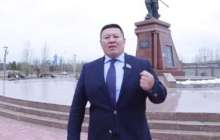 ВИДЕО: Мәжіліс депутаты Алпамыс батыр жырын жатқа оқып берді