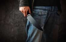 Алматыда ұрланған заттарды сатып алумен айналысқан адам полиция қызметкерін пышақпен ұрды