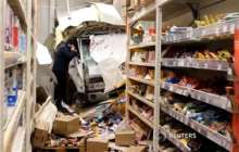 ФОТО: Жүк көлігі супермаркеттің ішіне кіріп кетті