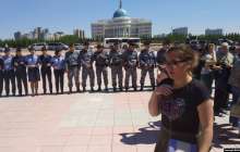 Полиция биліктен баспана сұраған аналарды Ақордаға өткізбеді