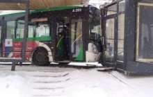 Астанада жолаушылар автобусы аялдамаға соғылды