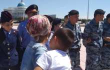 Нұр-Cұлтандағы наразы аналарды полиция қоршауға алды