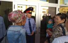 Баспана талап еткен наразы аналардың алдына үкімет өкілдері шықты