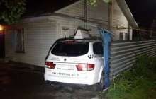 Алматыда такси мен жол талғамайтын көлік жеке үйдің шарбағын қиратты