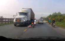 Жанкешті ана баласын құтқару үшін жүк көлігінің астына ұмтылды – қорқынышты видео