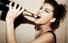 Ақтөбелік әйел ішімдікке салынған 26 жастағы қызын емдете алмай, жылап жүр - новости Казахстана