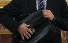 Пиджагін шешіп, бір қолға тұра қалған елші президентті күлдірді