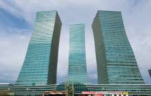 Нұр-Сұлтанда 32-қабаттан салбырап тұрған қыз жұртты шошытты