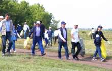 Нұр-Сұлтанда үкімет басшысы бастаған министрлер қоқыс тазалауға шықты