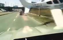 Канадада құлап бара жатқан ұшақ тас жолдағы көлікті сүріп кете жазадады