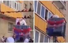 Жас келінді жоғары қабаттағы үйге кранмен кіргізгендер елді шулатты (ВИДЕО)