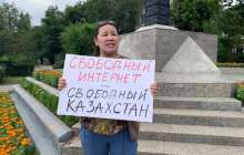 Нұр-Сұлтандық белсенді «интернет еркіндігін» талап етіп, бір адамдық пикет өткізді