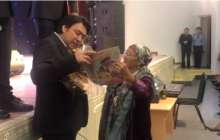 Көкшетаулық әже Мейрамбектің суреті шыққан журналды 29 жыл сақтаған (видео)