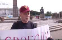 Құқық қорғаушы Жәкішевке шыққан сот шешімін айыптап, жалғыз адамдық пикет өткізді