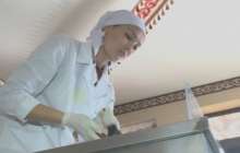 Түркістандық кәсіпкер әйел қуырылған балмұздақ жасап шығарды