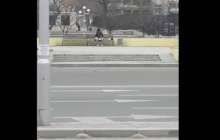 Ақтауда көшенің қақ ортасында жыныстық қатынасқа түскендерді полиция іздеп жатыр