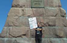 Авторитаризмді сынаған сөзді еске салған ақын акциясы