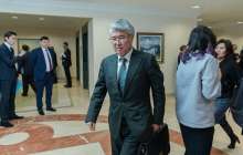 Министр Арыстанбек Мұхамедиұлы президенттер алдында виолончельде ойнады