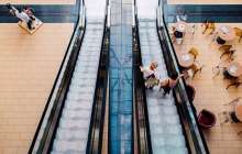 Қырсық әйел бұзылған эскалаторға мінемін деп аяғынан айырылды – видео  