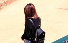 Жас қыз ұрыны аяғымен қысып, тырп еткізбей ұстап жатты – видео