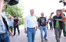 Полицейлер Атамбаевтың үйіне кіре алмады