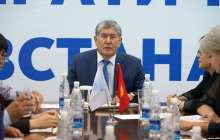 Атамбаев партия басшылығынан кетіп, оққағары сотталды