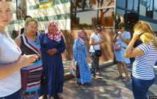 Нұр-Сұлтан әкімдігінің алдына оншақты наразы ана жиналды