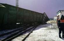 Семейде вагондар рельстен шығып кетті