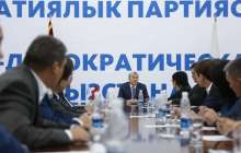 Алмазбек Атамбаев ҚСДП төрағалығынан кетіп, партиядан шықты