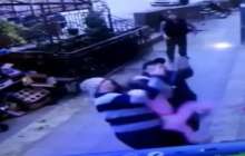 Екі азамат терезеден құлаған қызды қағып алды