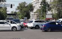 Жарықсыз қалған Алматы көшесіндегі кептеліс